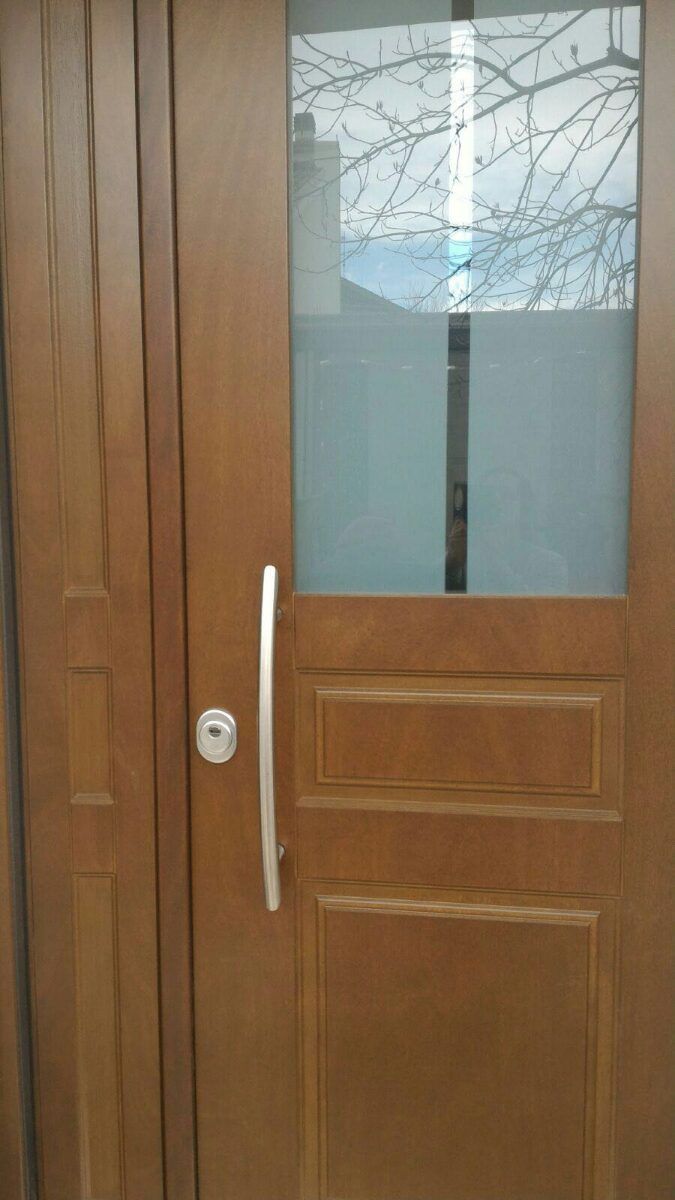 Realizzazione per porta blindata con vetro antisfondamento Porte blindate con vetro antisfondamento