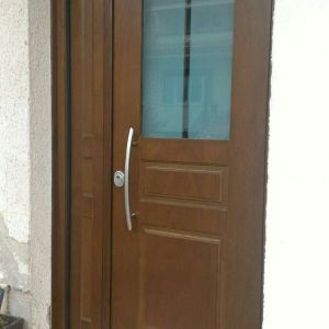 Realizzazione per porta blindata con vetro antisfondamento Porte blindate con vetro antisfondamento